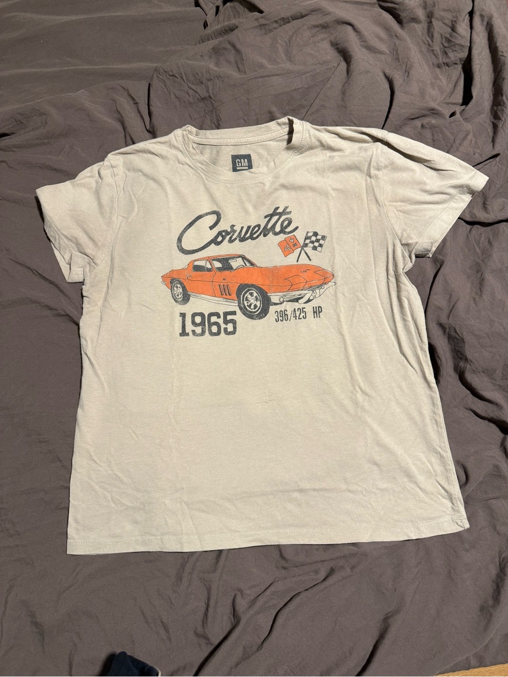 GM Corvette 1965 Graphic Short Sleeve Tee in Light Cream